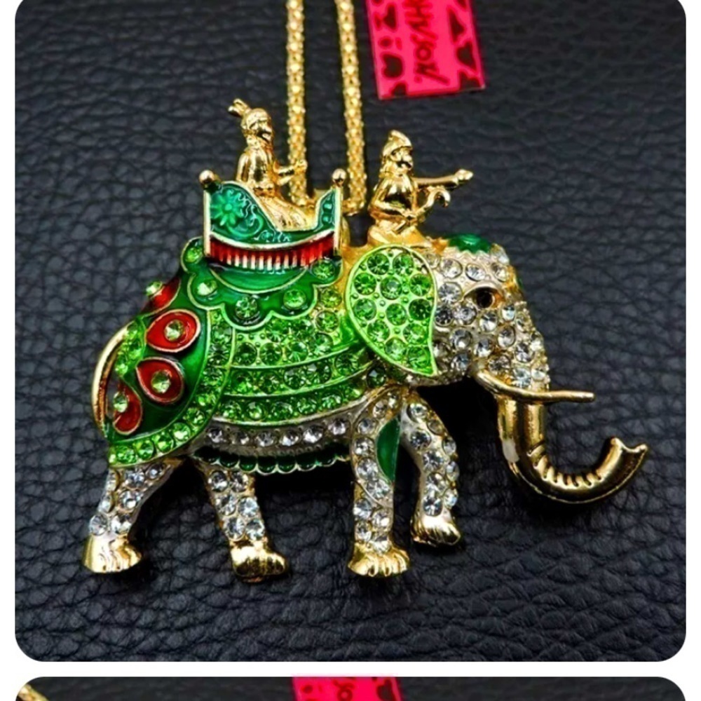 Green elephant rhinestone enamel pedant necklace